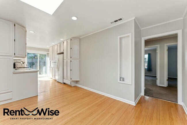 Building Photo - 1121 Killarney Ln