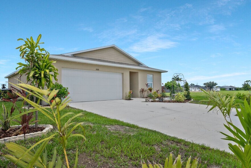 Primary Photo - 2426 Santa Barbara Blvd N