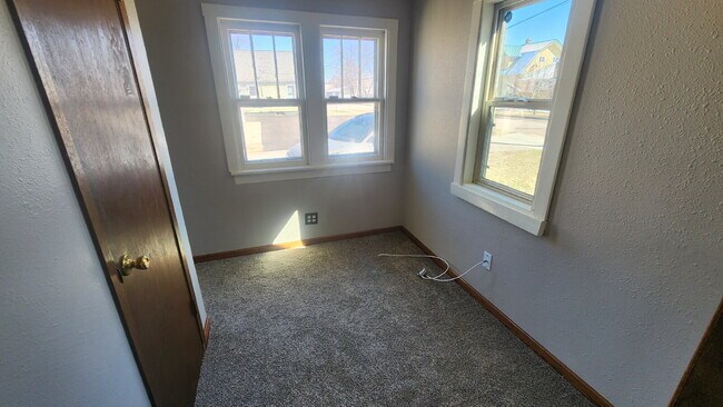 Building Photo - 2 Bedroom, 1 Bathroom Single Family Home - Available April 1st!