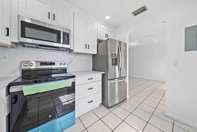Building Photo - 631 Marlboro Oval
