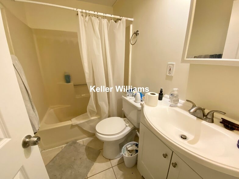 Building Photo - 41 Lawn St