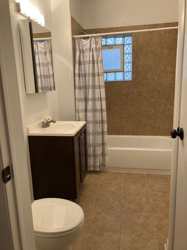 Building Photo - East Rogers Park Three Bedroom/Two Bath *I...