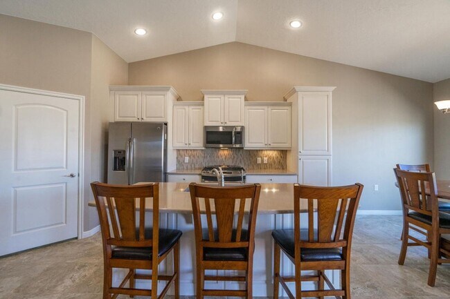 Building Photo - Bright & Beautiful 2 Bedroom Home in Sun R...