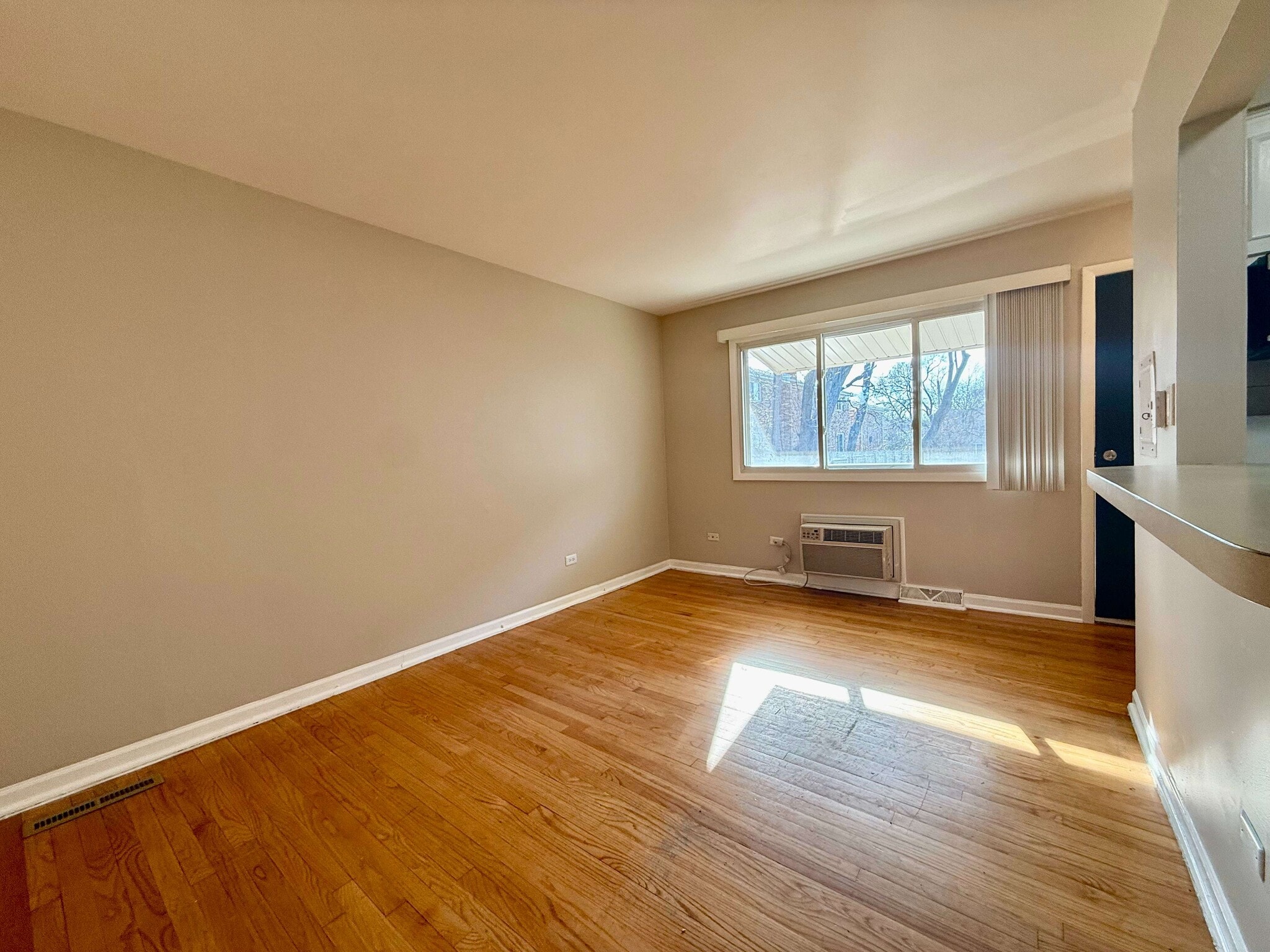 Building Photo - 565 Sidney Ave