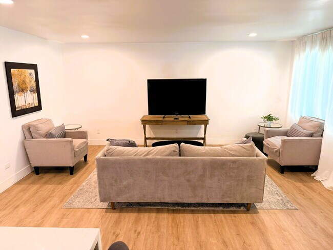 Building Photo - Fully furnished with a pool - MOVE IN SPECIAL $500 OFF