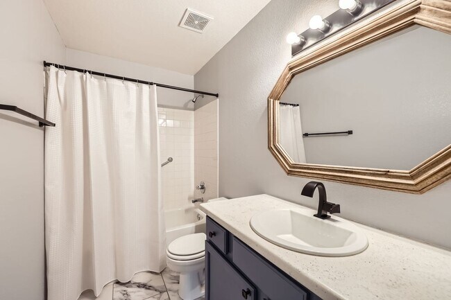 Building Photo - Charming Ground Floor Condo