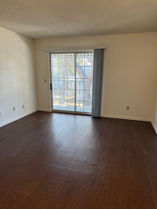 Building Photo - Great Condo