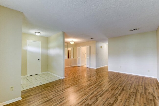 Building Photo - 3 BD / 2.5 BR Townhome in Memorial Club co...