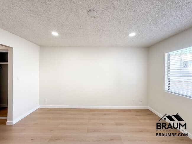 Building Photo - 221 W Elm Ave