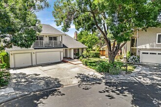 Building Photo - *COMING SOON!* 4 bed/3 bath lake house wit...