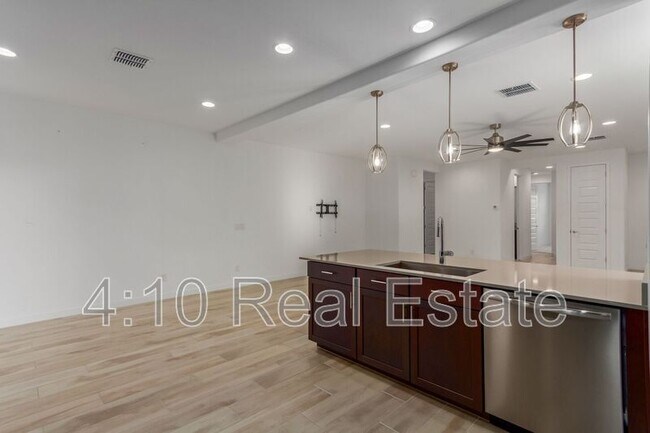 Building Photo - 2222 E Palmdale Ln