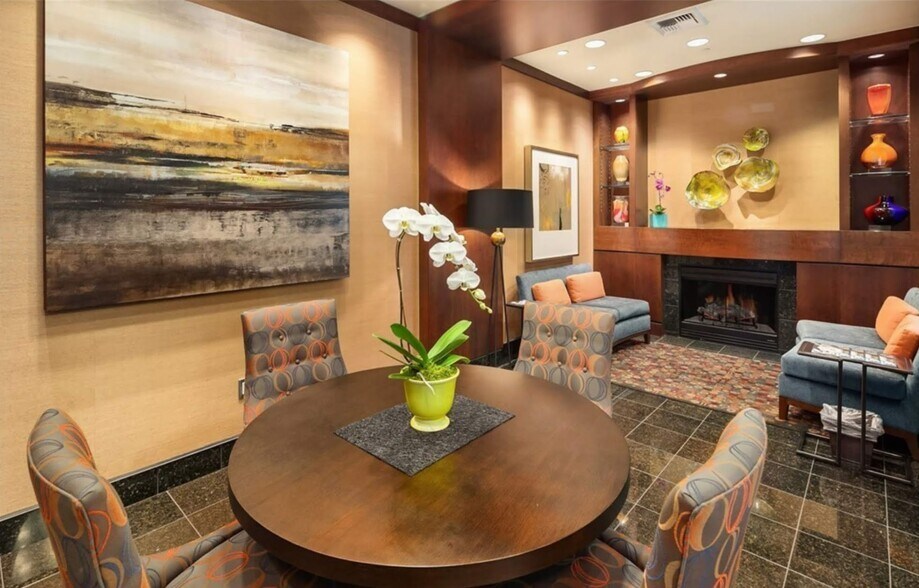 Lobby with full time concierge - 819 Virginia St