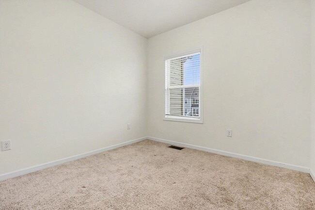 Building Photo - Spacious and Well Maintained Townhome in Austin Creek