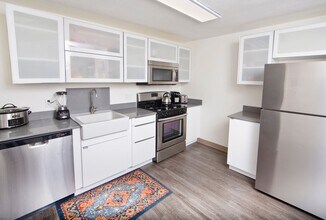 Building Photo - Nicely renovated 2 bed with In-unit laundry near Brigham Circle!