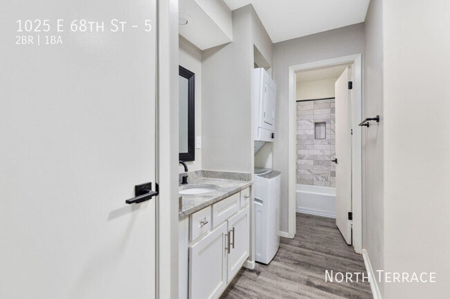 Building Photo - ?? Freshly Remodeled 2BR in East Brookside...