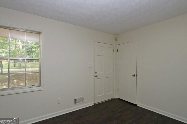 Building Photo - 4215 Fawn Ln SE