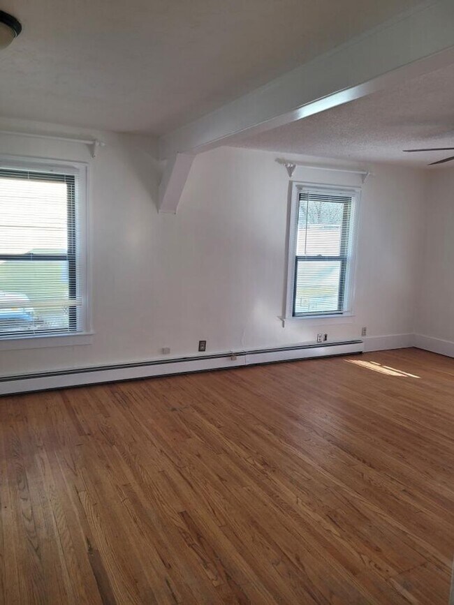 Building Photo - 2 bed 2 bath house