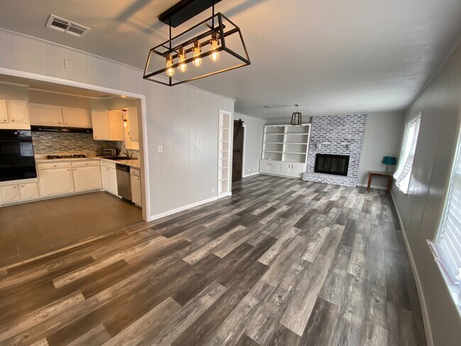 Building Photo - 4711 E 4th Pl