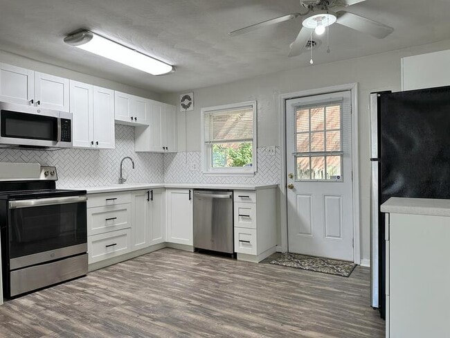 Building Photo - 852 W 48th St