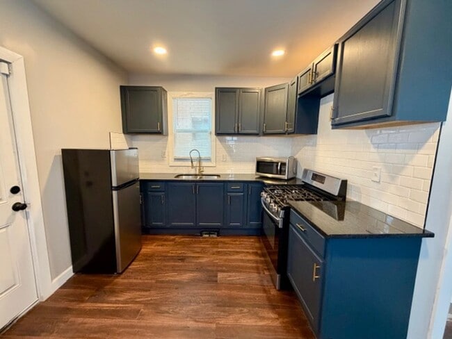 Building Photo - 5 Bedroom 1 1/2 bath house for lease. Totally updated Call 313-429-3244 KPM Detroit