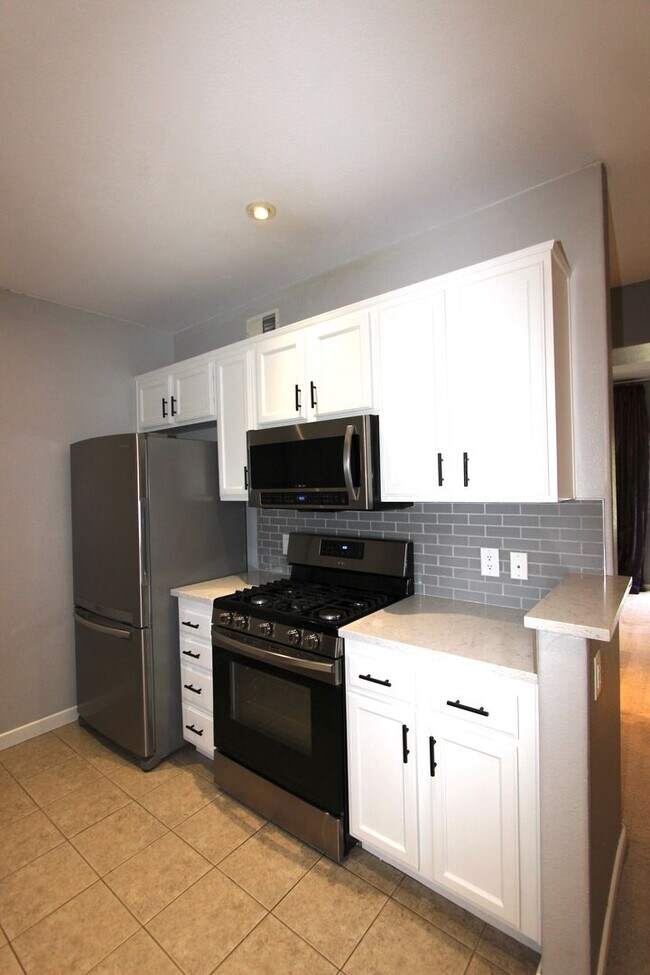 Building Photo - Light & Bright 2 bedroom 2 bathroom condo ...