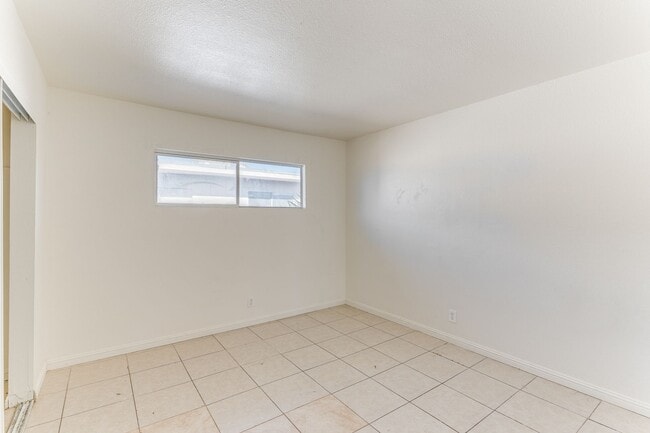 Building Photo - HOUSING CHOICE VOUCHER APPROVED! Bright & Spacious 2-Bedroom Upstairs Unit in Central Las Vegas!
