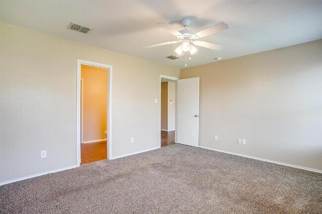 Building Photo - Spacious 3 bed, 2 bath Home in Crowley