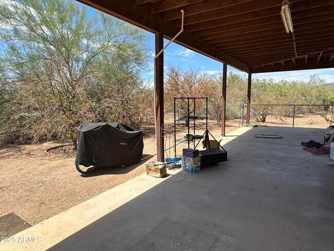 Building Photo - 1328 E Maddock Rd