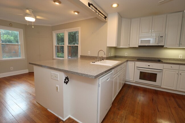 Building Photo - Updated 3 bedroom 2.5 bath home in Sherwood Forest