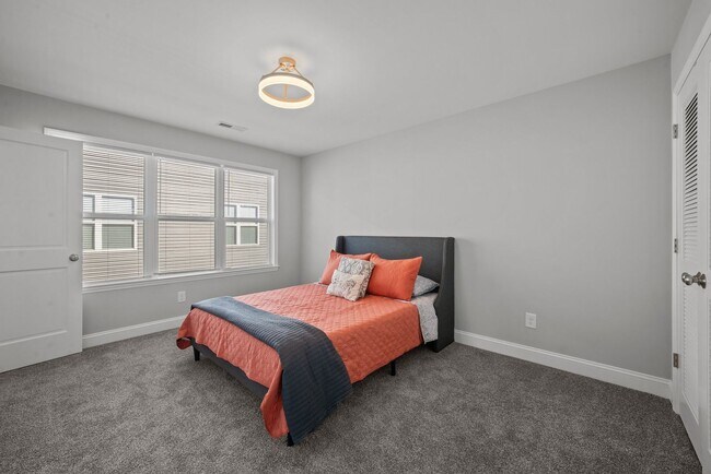 Building Photo - 2 Bedroom, 2.5 Bath Modern Duplex - Walkin...
