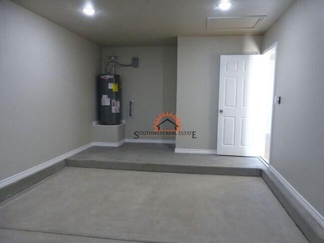 Building Photo - Spacious 2 bedroom 2 bath Duplex.
