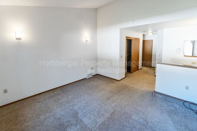 Building Photo - 1605 E 33rd Ave