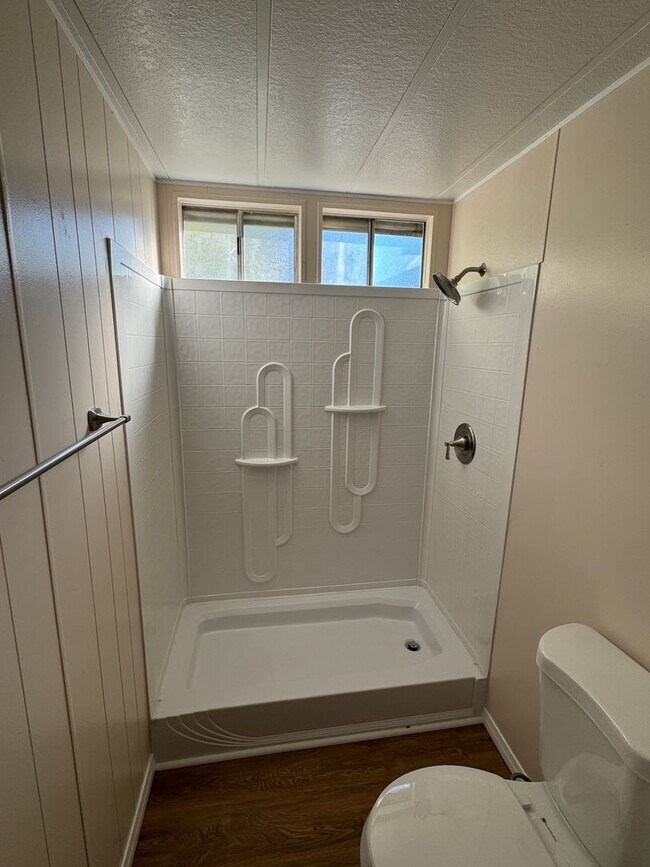 Building Photo - Beautiful rehabbed manufacture home in Lak...
