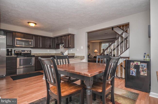 Building Photo - 27 Cross Country Ct