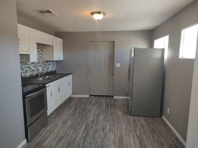 Building Photo - 1 Bedroom - 1 Bath -  Plus Office - 795 Sq...