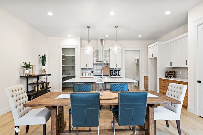 Building Photo - 2460 W Iron Coop St