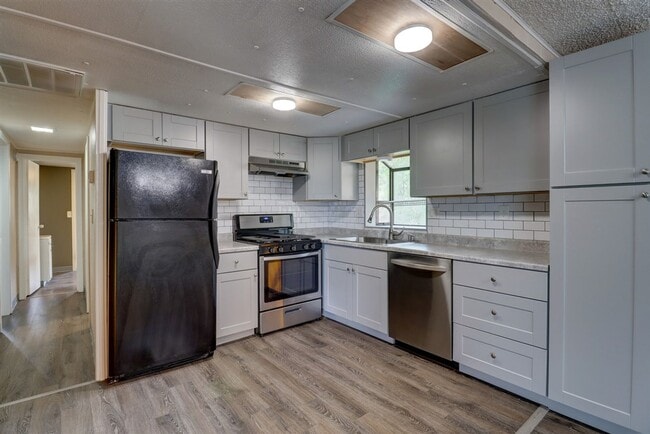 Building Photo - Nature at Your Back Door in this 3 Bedroom...