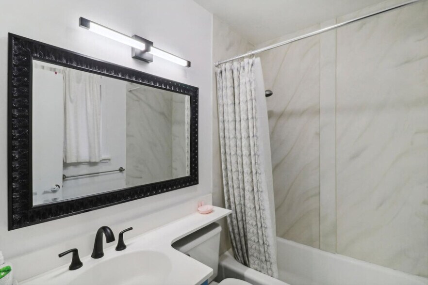 Building Photo - 1319 Lexington Ave