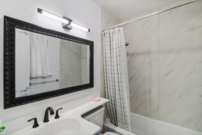 Building Photo - 1319 Lexington Ave