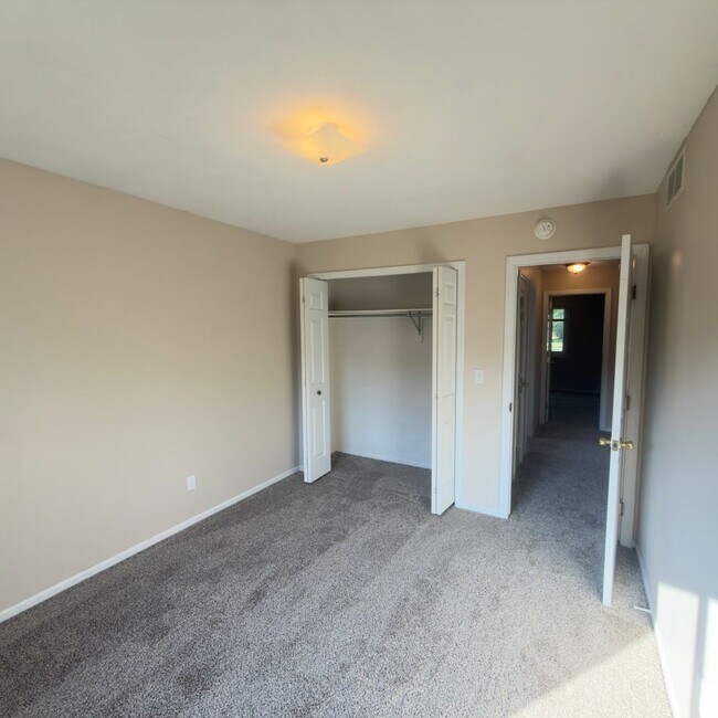 Building Photo - 3 Bedroom Duplex in Rockford!