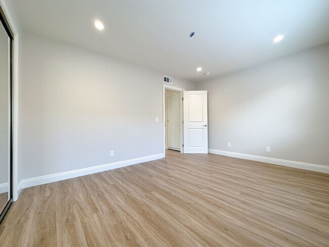 Building Photo - 922 Benito Ave