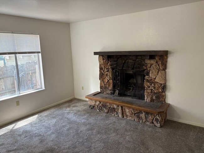 Building Photo - Large 4 bedroom cabin with fireplace