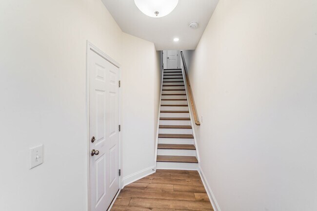 Building Photo - 2BR Townhome w/ 2 En-Suite Baths + Garage in 28208