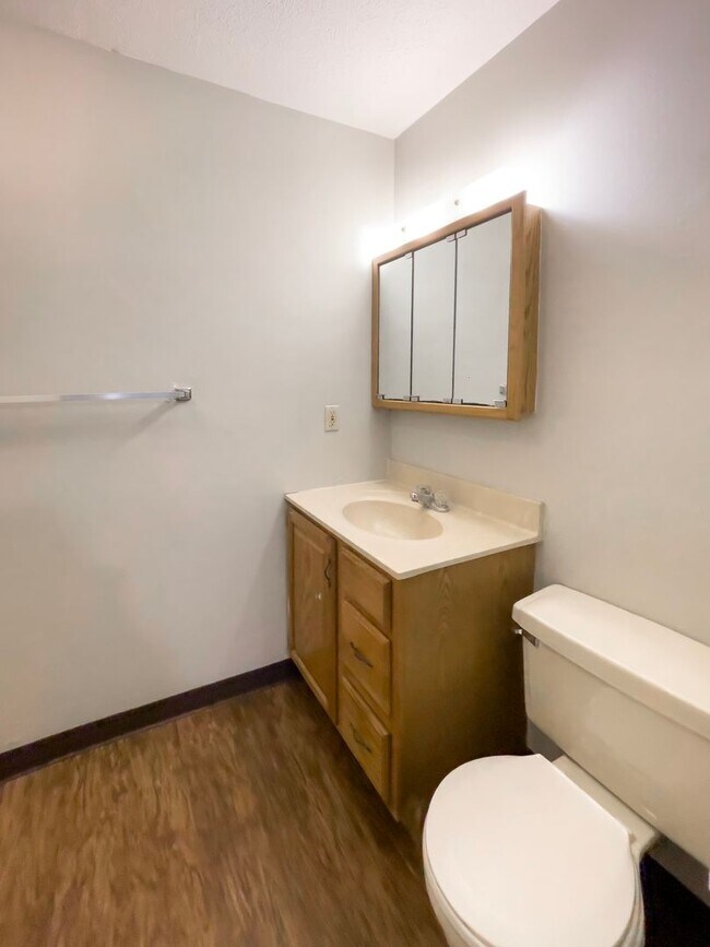 Building Photo - In-Unit Washer and Dryer - Walk the river ...