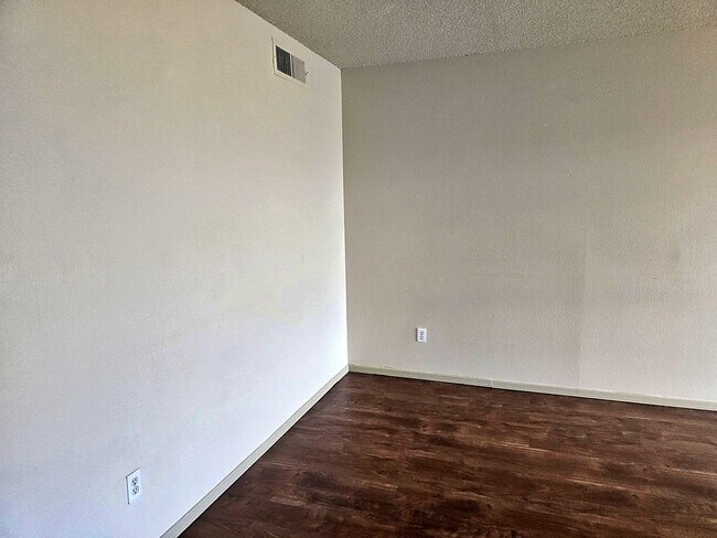 Building Photo - Great move in ready home close to Ft. Bliss