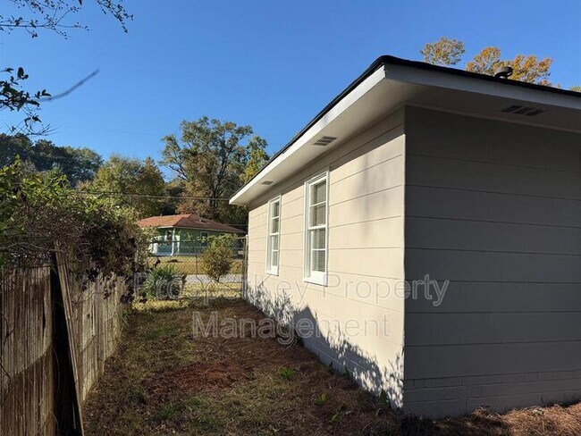 Building Photo - 828 Pamela Dr