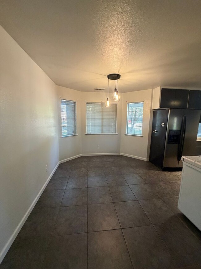 Building Photo - Charming 3 bedroom 2 bathroom home located...