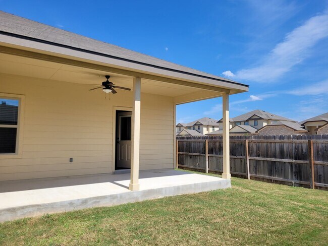 Building Photo - Luxury 3/2 Duplex in Seguin, Texas