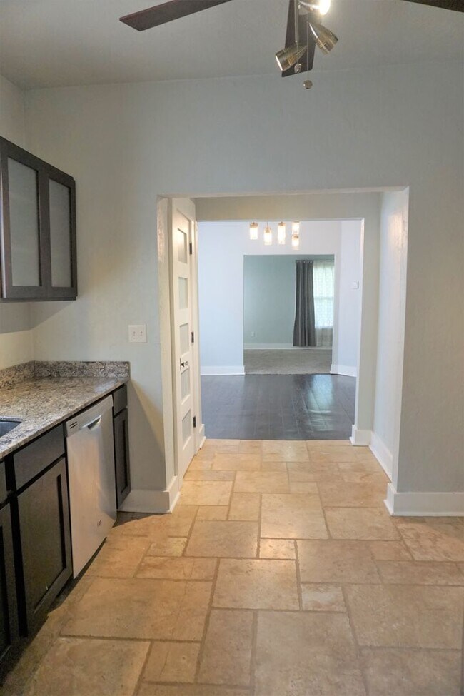 Building Photo - 2 BED 1 BATH DUPLEX MESTA PARK