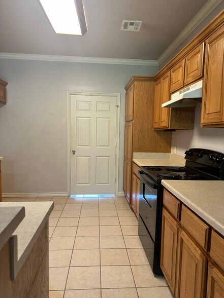 Building Photo - 2614 Silvertree Dr